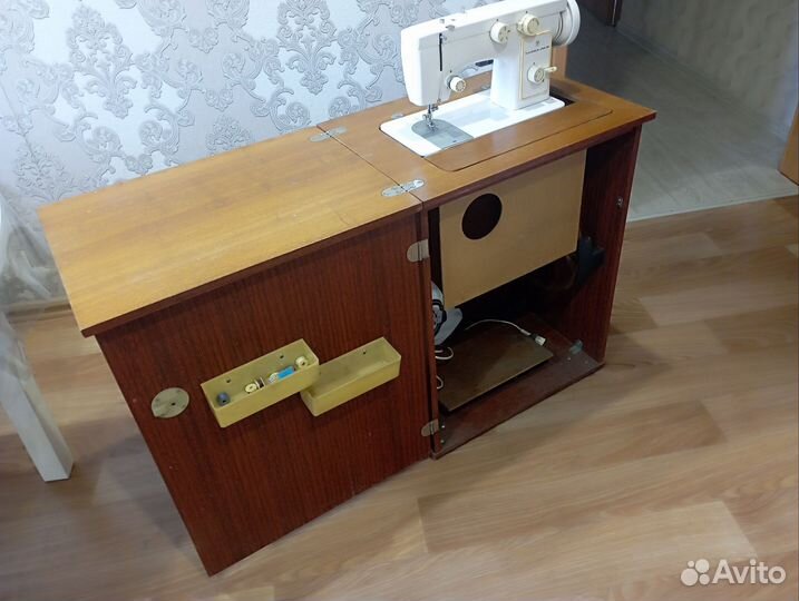 Швейная машина Чайка 142м