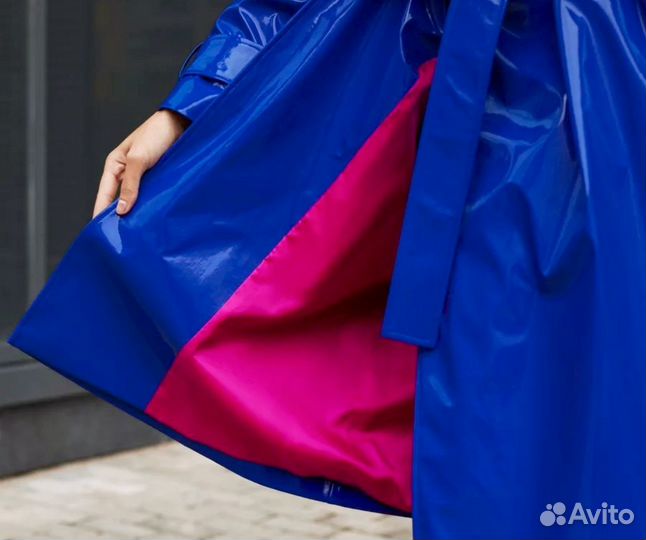 Плащ лаковый синий
