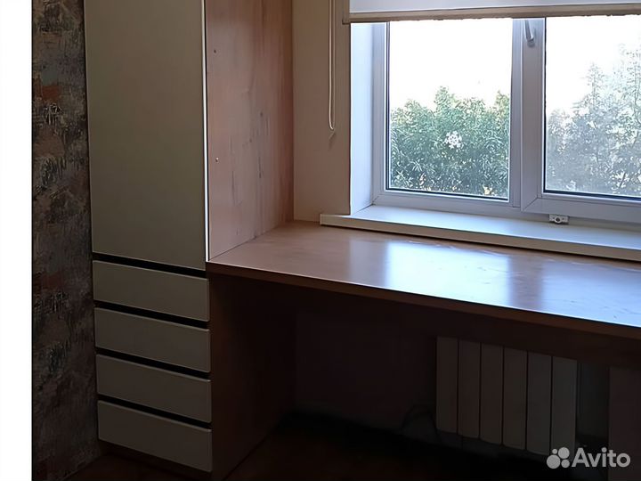 Школьный стол для двоих у окна