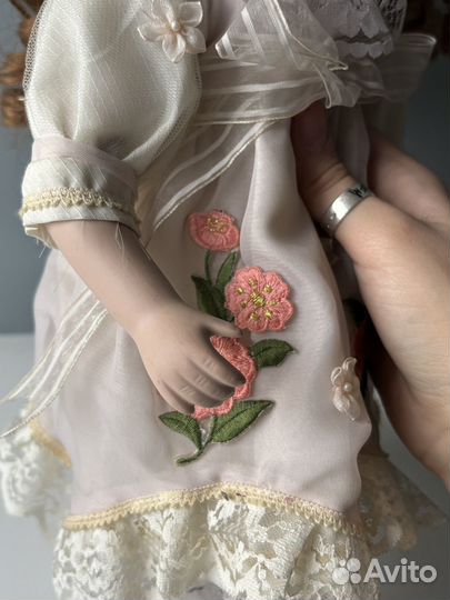 Фарфоровая кукла в белом платье