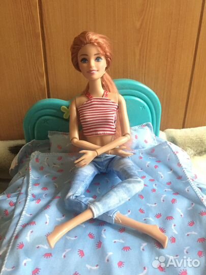 Подвижная кукла с кроваткой, полочкой и одеждой