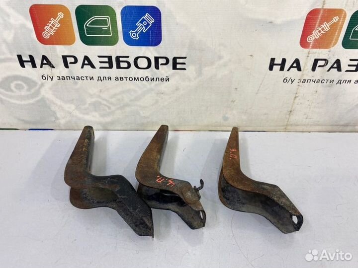 Крепление порога правое Toyota Land Cruiser 200