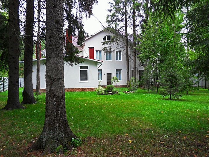 Дом 860 м² на участке 21,5 сот.