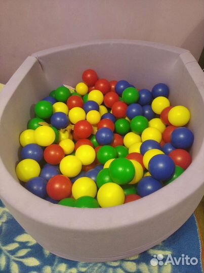 Сухой бассейн с шариками