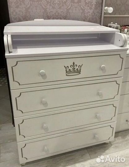 Кроватка и комод с короной и стразами