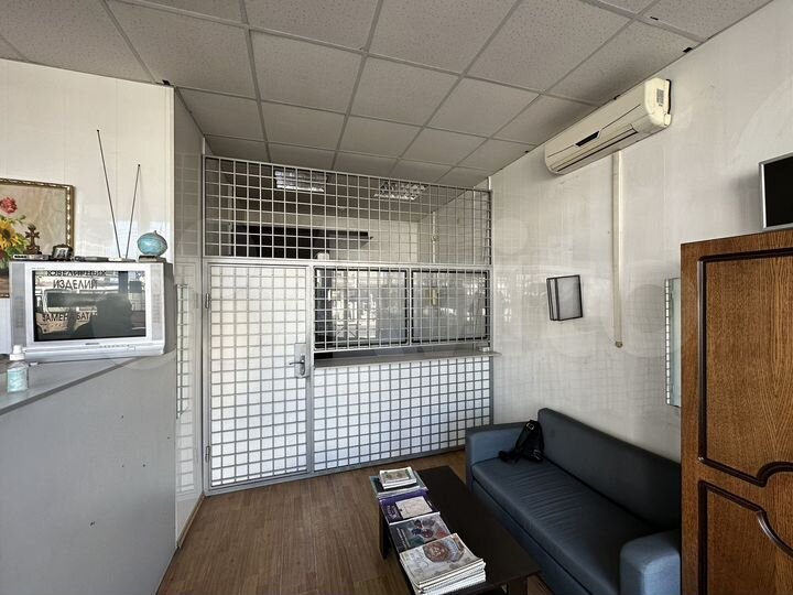 Торговая площадь в центре, возле сенного рынка, 15