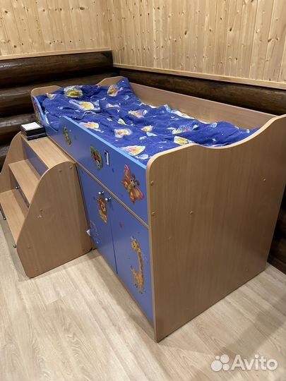 Кровать-чердак со столом, лестницей, шкафчиками