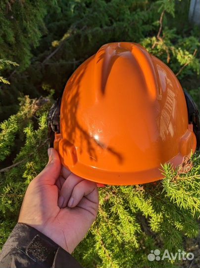 Каска строительная с наушниками.Новая