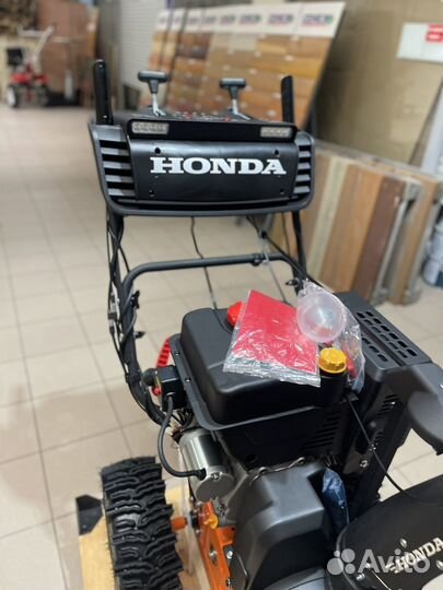 Снегоуборщик Honda HSS140 самоходный 18H.P