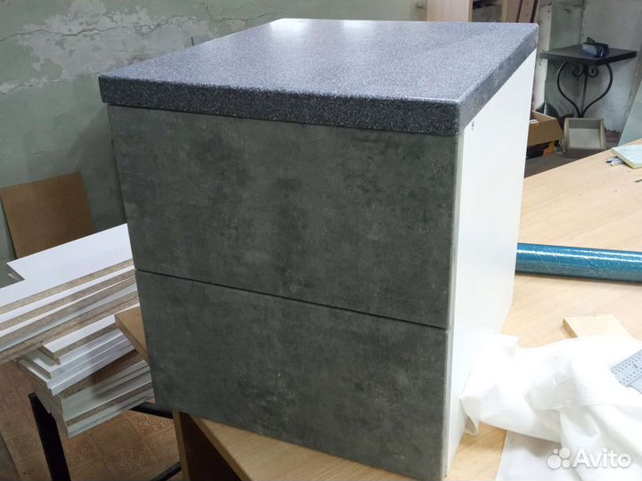 Ящик со столешницей из камня