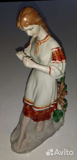 Фарфоровая статуэтка. Девушка с ромашкой