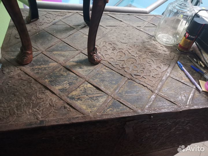 Старинный Сундук с кованным орнаментом