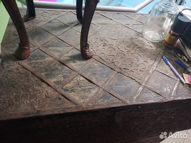 Старинный Сундук с кованным орнаментом