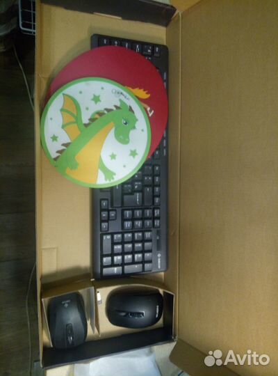 Клавиатура + 2 мыши +2 коврика