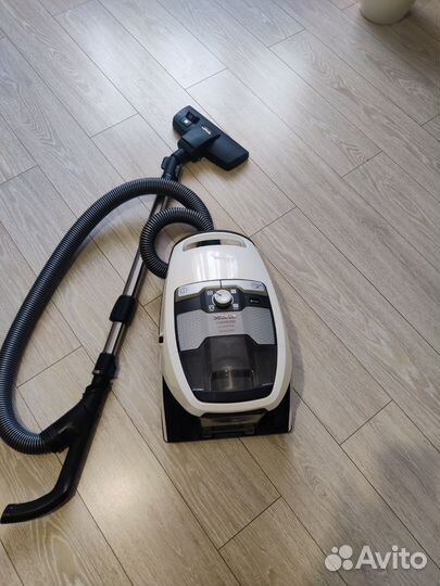 Пылесос с контейнером для пыли Miele Blizzard CX1