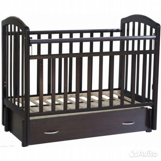 Детская кроватка с маятником