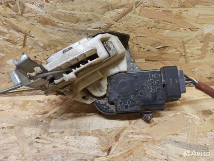 Замок двери передний левый Suzuki Liana