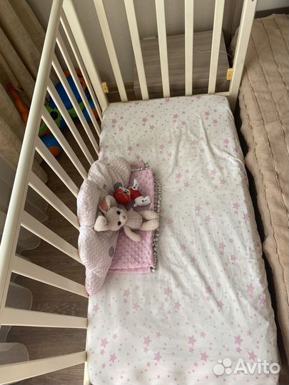 Детская кроватка с маятником и ящиком