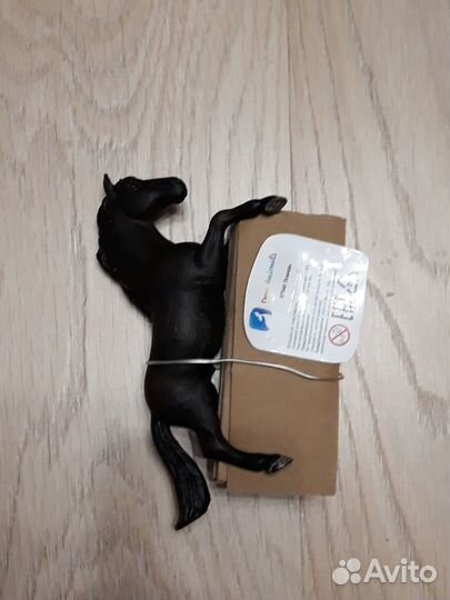 Фигурки вороной конь и пегий новые, в упаковке