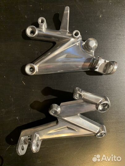 Кронштейны подножек Triumph Daytona Street Triple