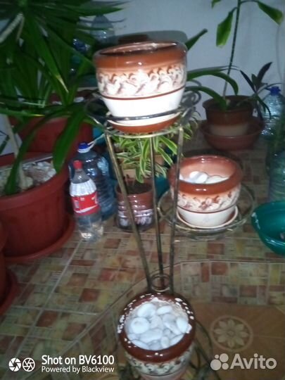 Полка для трех горшков цветов