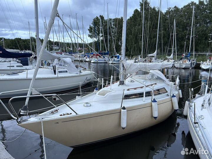 Парусная яхта Becker 27