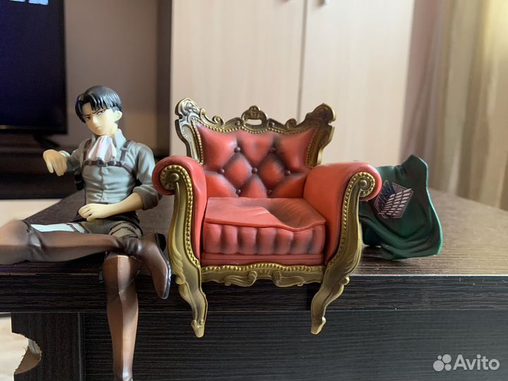 Фигурка Леви Акерман на кресле