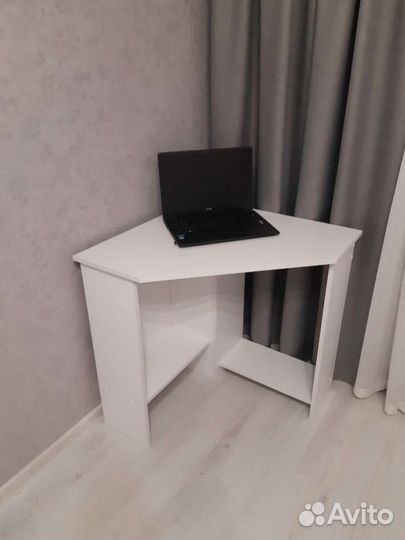 Компьютерный стол белый