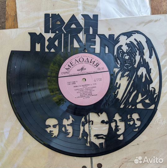 Пано из виниловых пластинок с рок группами