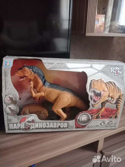 Динозавр на пульте Управления, большой