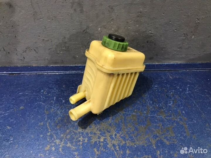 Бачок гура Audi Q7 4L