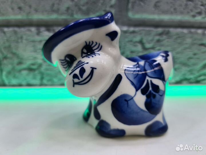 П.8067 Тётушка корова в шляпе Гжель