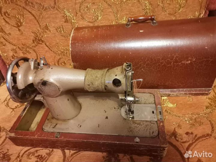 Старинная швейная машинка