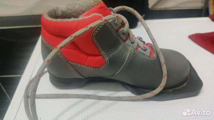 Новый детский лыжный ботинок левый р-р30