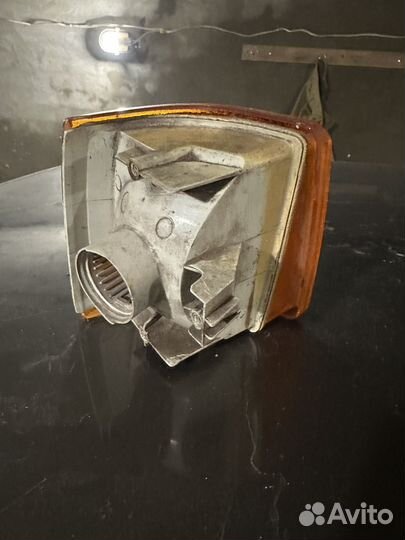 Поворотник правый Audi 80