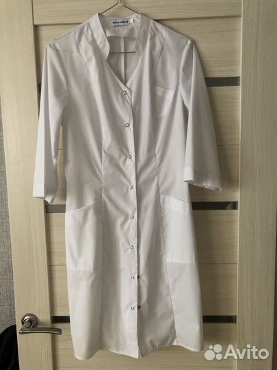 Белый медицинский халат женский