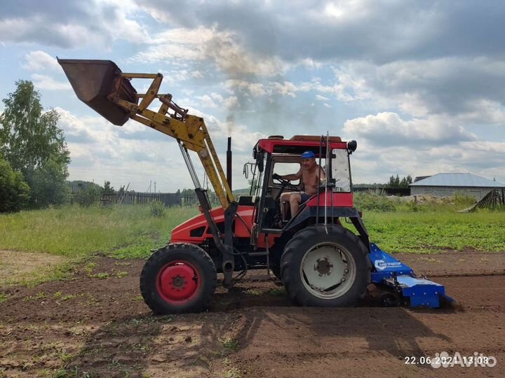 Вспашка земли фрезой. Трактор