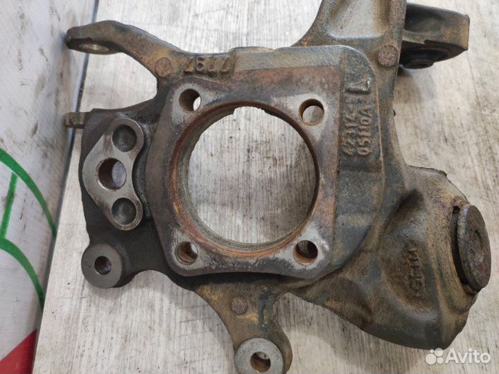 Цапфа задняя левая Toyota Avensis T25 2AZ-FSE