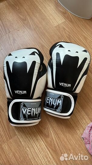 Боксерские перчатки venum
