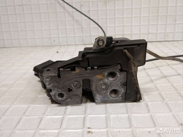 Замок двери задний левый Mazda 3 bk