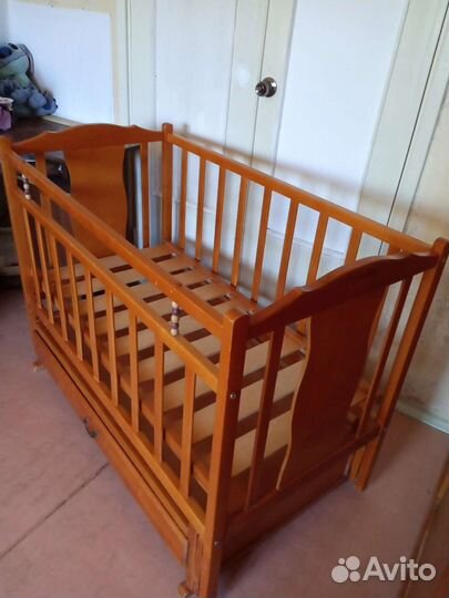 Кроватка детская с маятником
