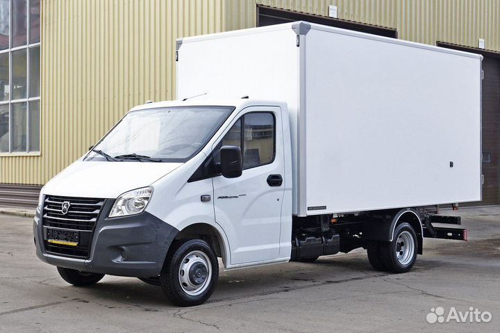 Водитель на своем грузовом автомобиле