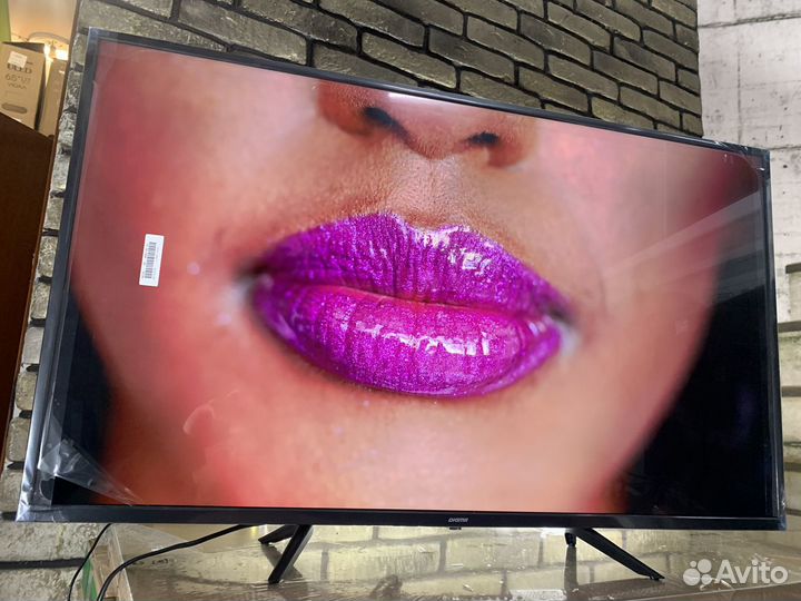 Телевизор 4K UHD 43 SMART заряженее Самсунга