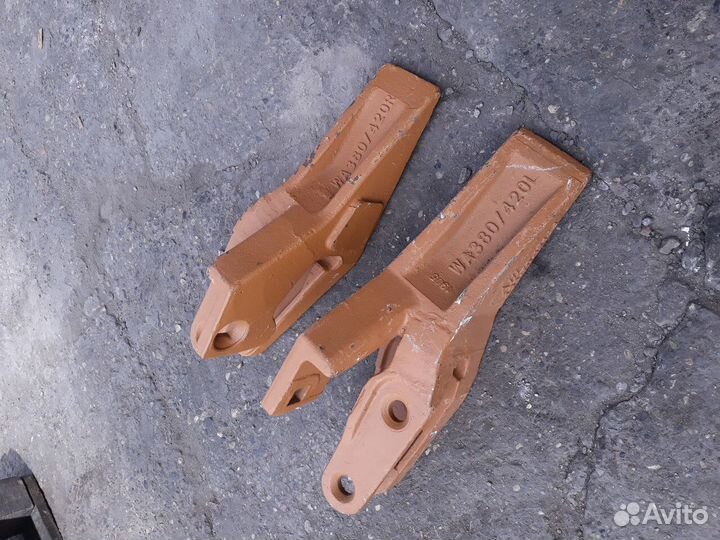 Зуб болтовой Komatsu WA 380 левый