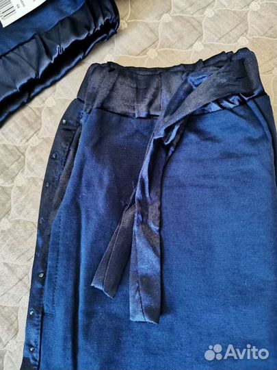 Костюм с атласной отделкой