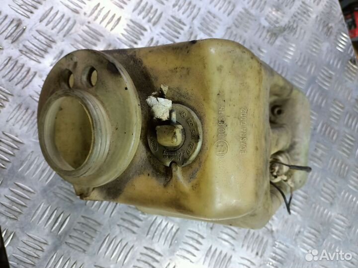 Бачок омывателя Mercedes W124