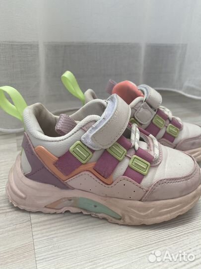 Обувь на девочку. шлепки crocs и кроссовки