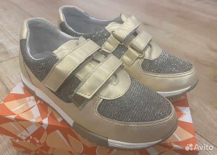 Кроссовки для девочки