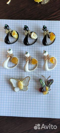 Брошь с янтарем