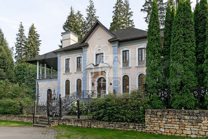 Коттедж 542 м² на участке 30 сот.